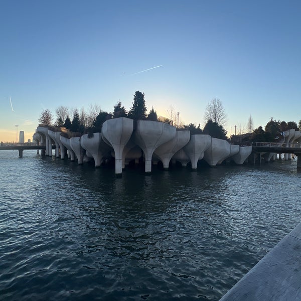 2/20/2024 tarihinde Meshariziyaretçi tarafından Pier 55 - Hudson River Park'de çekilen fotoğraf