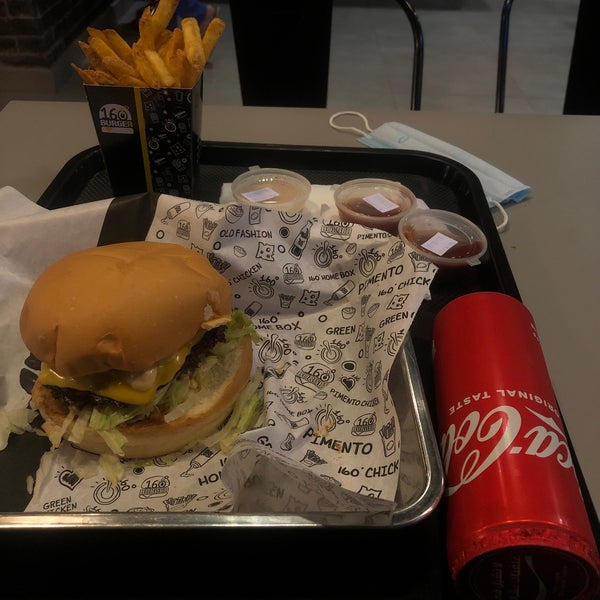 Foto tirada no(a) 160° Burger por ABDULAZIZ ♓. em 5/27/2022
