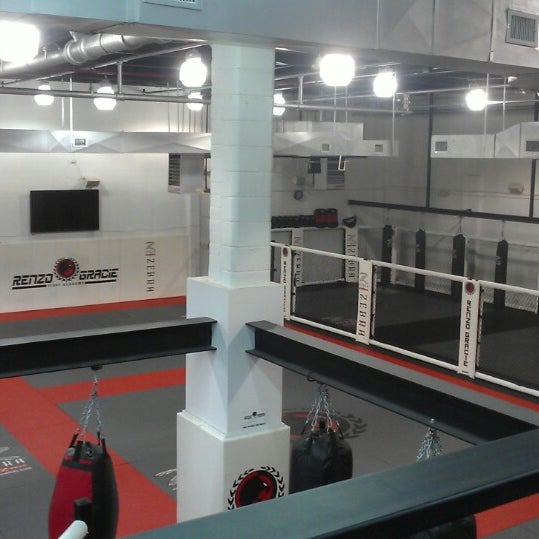 รูปภาพถ่ายที่ Renzo Gracie Fight Academy โดย Di F. เมื่อ 2/22/2013