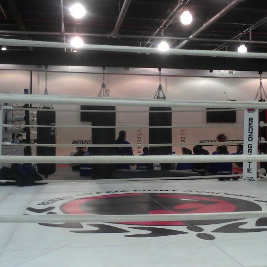 รูปภาพถ่ายที่ Renzo Gracie Fight Academy โดย Di F. เมื่อ 2/28/2013