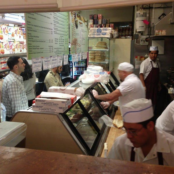 9/17/2013에 Felipe L.님이 Delmonico Gourmet Food Market에서 찍은 사진