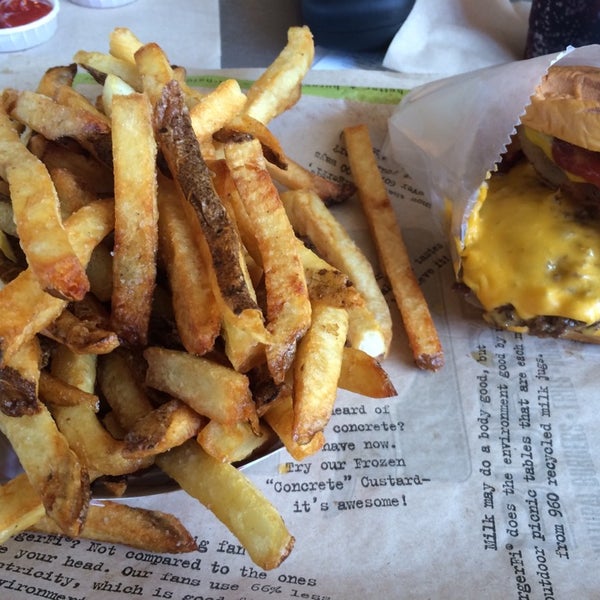 Foto scattata a BurgerFi da Orlando L. il 10/5/2014
