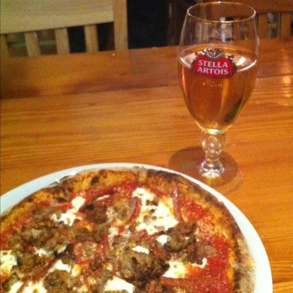 Foto scattata a Frank&#39;s Pizza Napoletana da John G. il 9/15/2013