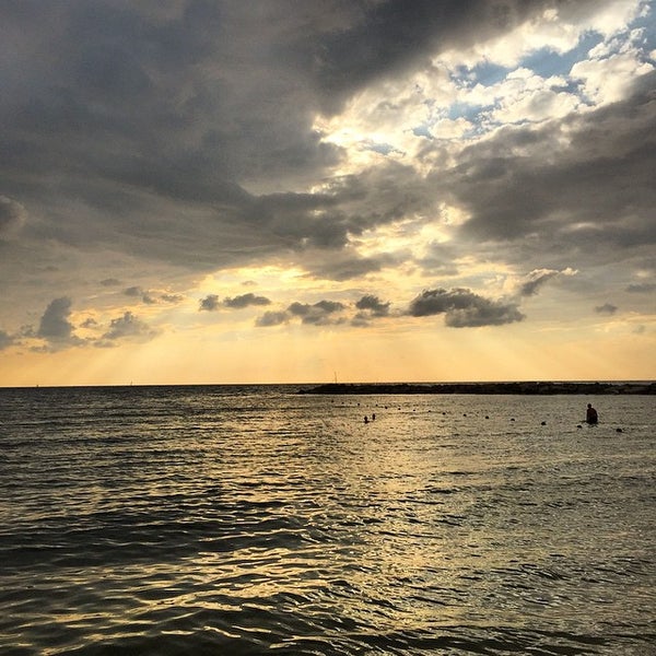 10/15/2014 tarihinde Artem D.ziyaretçi tarafından Nordau Beach'de çekilen fotoğraf
