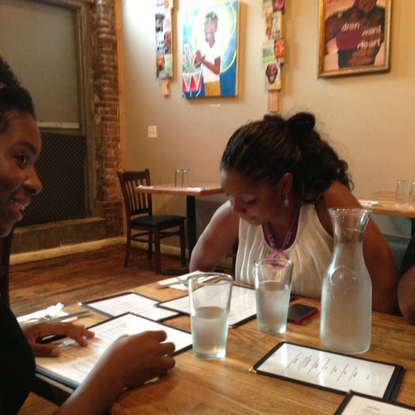 8/21/2013 tarihinde Jonathan K.ziyaretçi tarafından Buka Nigerian Restaurant'de çekilen fotoğraf