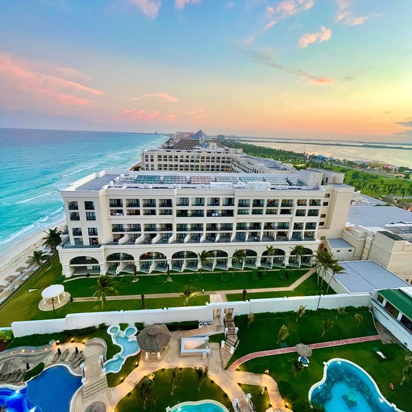 Photo taken at JW Marriott Cancun Resort &amp; Spa by Saleh بشحمه ولحمه on 3/21/2022