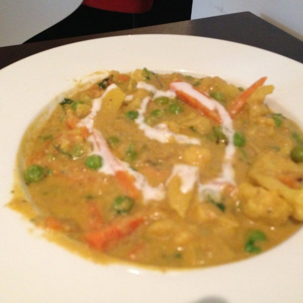 Das Foto wurde bei Moksha Indian Cuisine of Bellevue von Vilas .. am 6/12/2013 aufgenommen
