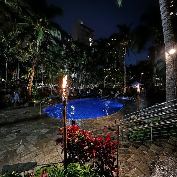 Foto diambil di Courtyard by Marriott Waikiki Beach oleh ✨🤎 pada 5/17/2022