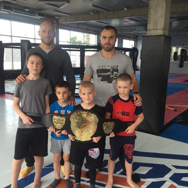 Зал единоборств тренировка. Мма смешанные единоборства барнаул. Мма смешанные единоборства барнаул. Зал смешанных единоборств троицк. Клуб единоборств баннер.