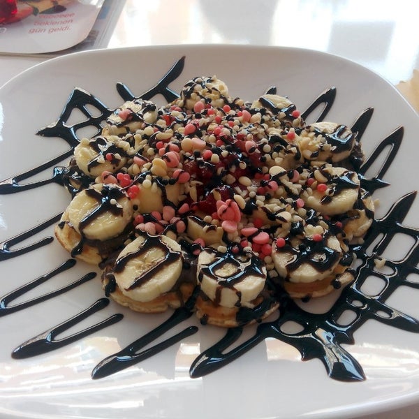 10/5/2014 tarihinde Bilge A.ziyaretçi tarafından Waffle Aşkı Plus CAFE'de çekilen fotoğraf