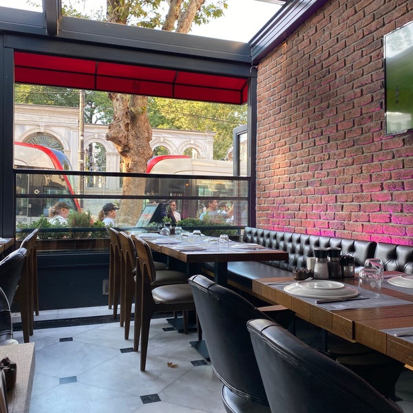 Foto tomada en Loti Cafe &amp; Roof Lounge  por KHALED el 7/25/2022
