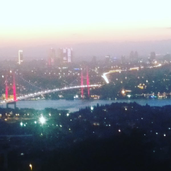 Das Foto wurde bei Beyaz Köşk Çamlıca von Şerife H. am 7/11/2017 aufgenommen