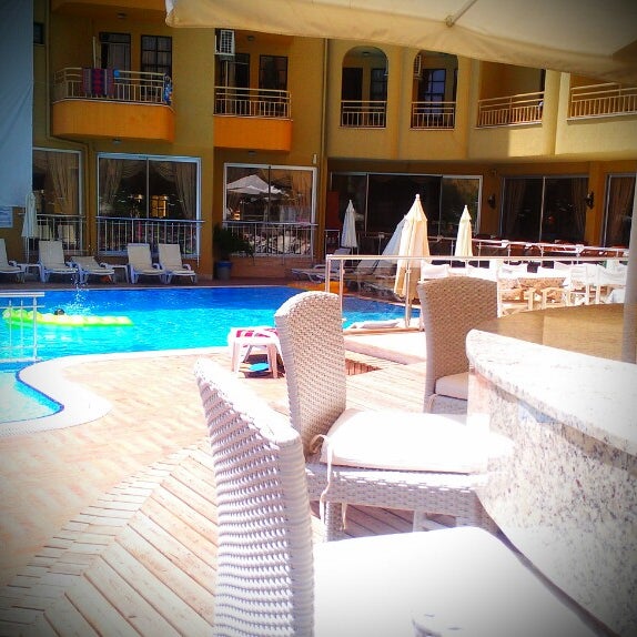 รูปภาพถ่ายที่ Güneş Beach Hotel โดย Sinem A. เมื่อ 6/9/2013