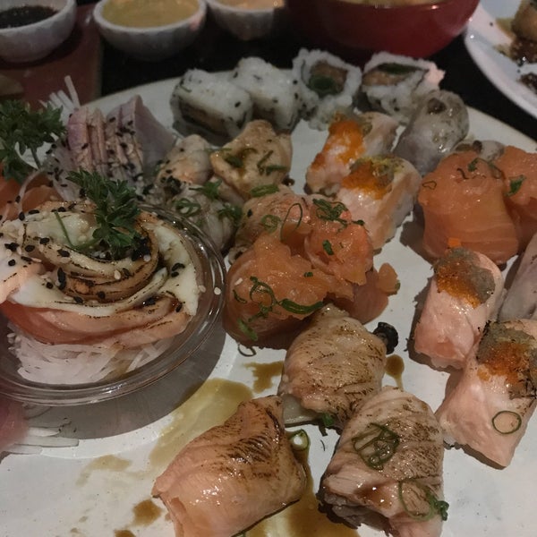 Photo taken at Nikkei Sushi Ceviche Bar by Lílian U. on 3/4/2018
