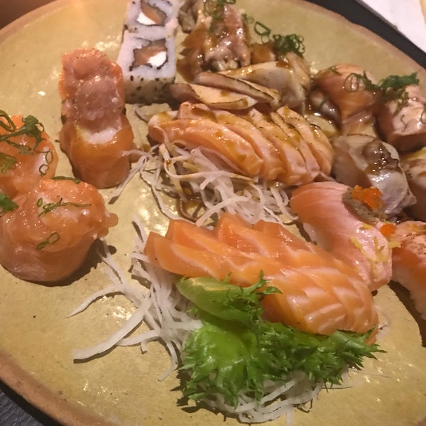 Photo taken at Nikkei Sushi Ceviche Bar by Lílian U. on 9/14/2017