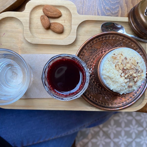 Das Foto wurde bei Macaron Çikolata &amp; Kahve von Selda Ö. am 11/28/2021 aufgenommen