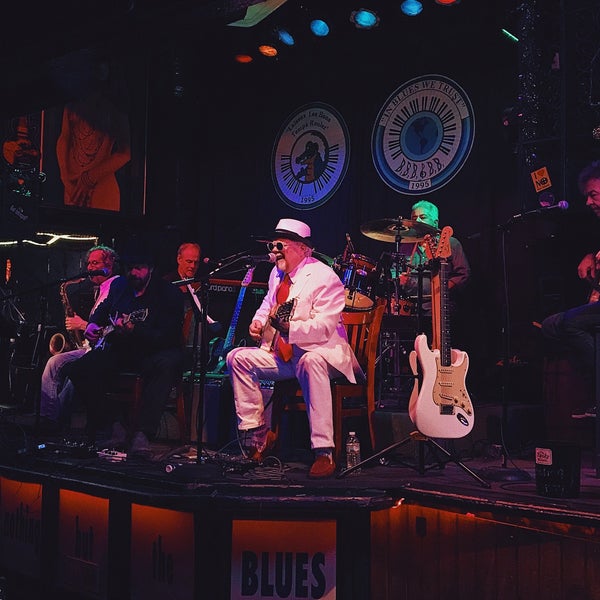 Снимок сделан в Bourbon Street Blues and Boogie Bar пользователем Brent M. 6/28/2017