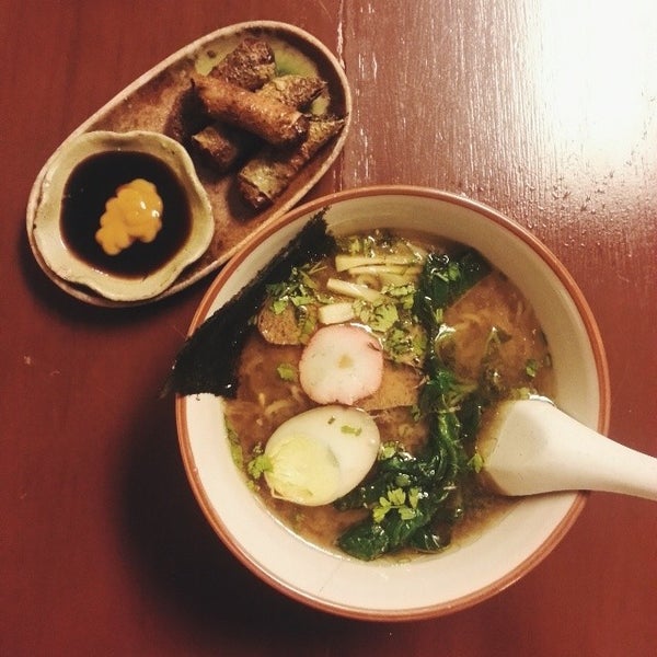 รูปภาพถ่ายที่ Wabi-Sabi Noodle House &amp; Vegetarian Grocery โดย Adone N. เมื่อ 4/12/2014