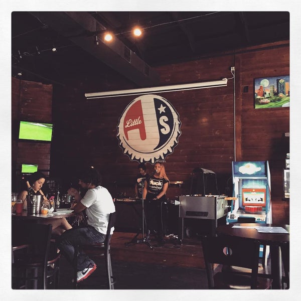Foto diambil di Little J&#39;s Bar oleh Dee W. pada 8/9/2015
