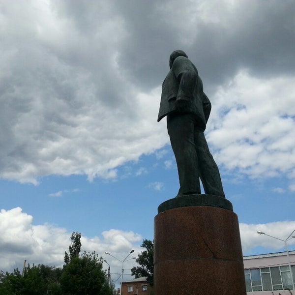 Площадь опера париж. Памятник карлу марксу в москве на театральной. Староместская площадь. Ст вешенская центральная площадь у администрации. Площадь опера париж.