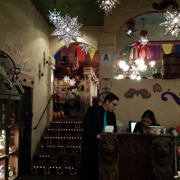 Foto tomada en Hacienda Casa Blanca Mexican Restaurant and Cantina  por Riley C. el 11/17/2013