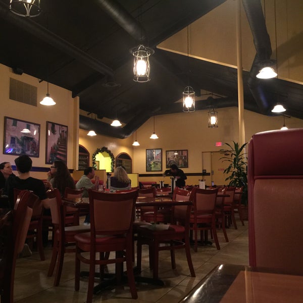 รูปภาพถ่ายที่ Filippi&#39;s Pizza Restaurant and Bar โดย Riley C. เมื่อ 2/28/2015