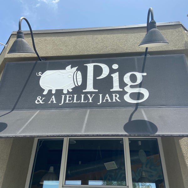 Foto diambil di Pig &amp; A Jelly Jar Salt Lake City oleh Jeffrey S. pada 6/19/2022
