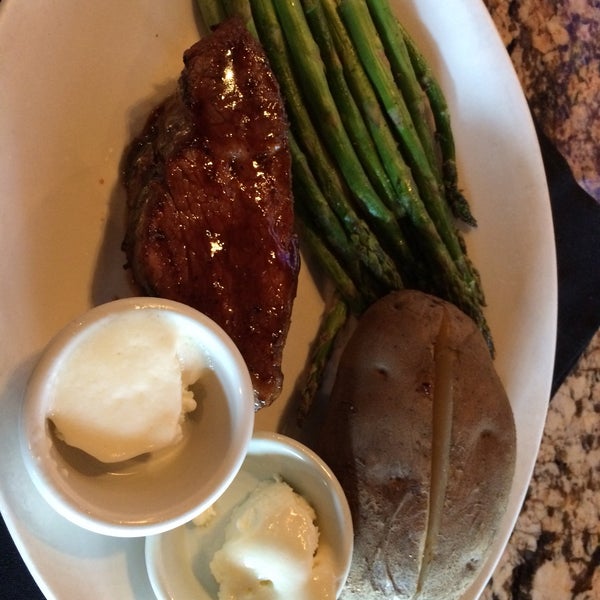 Photo taken at BJ&#39;s Restaurant &amp; Brewhouse by Jeffrey S. on 10/10/2019