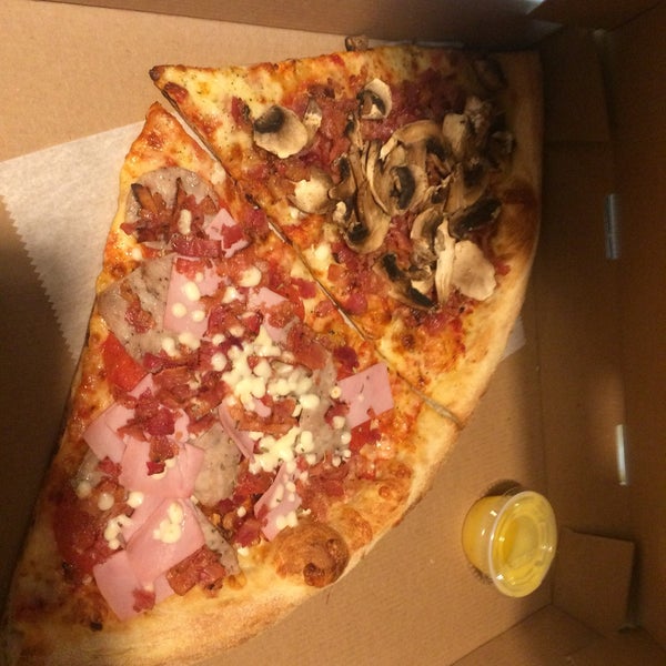 Снимок сделан в Boca&#39;s Best Pizza Bar пользователем Jeffrey S. 1/10/2018