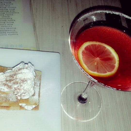 รูปภาพถ่ายที่ Paire Cocktails and Pastries โดย Czabu Charina B. เมื่อ 11/19/2013