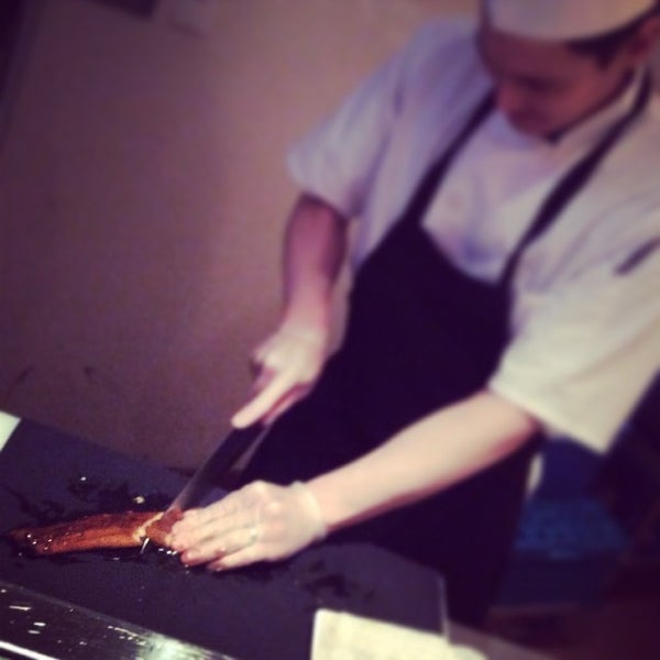 Foto tirada no(a) Amura Sushi and Steak por David T. em 2/26/2014