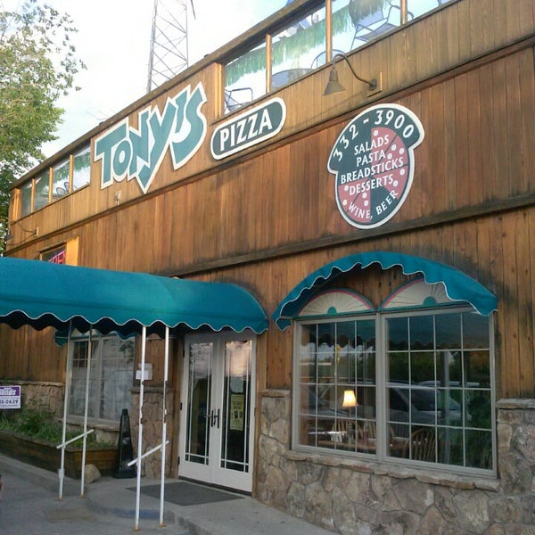 Foto diambil di Tony&#39;s Pizza oleh Travis H. pada 6/8/2013
