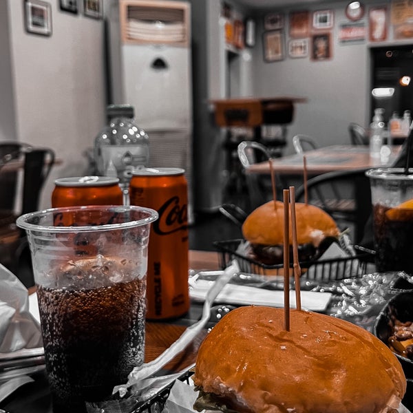 Foto tirada no(a) Blaze Burgers &amp; More por Nawaf. em 12/14/2022