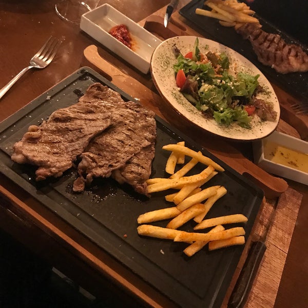 Foto tomada en Etevim Steakhouse  por Gökhan el 11/22/2021