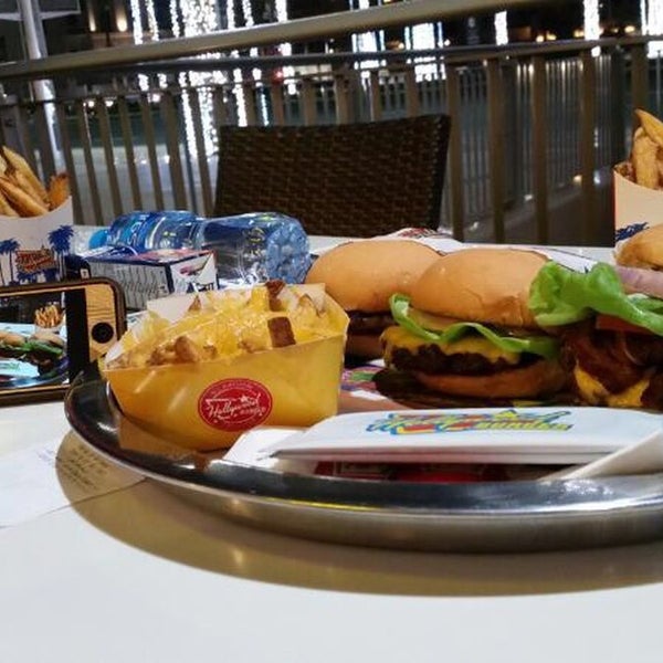 Foto tirada no(a) Hollywood Burger هوليوود برجر por MaYeD em 4/26/2014