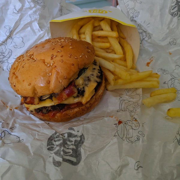 7/22/2020에 Miloš님이 Burgos Premium Burger Bar에서 찍은 사진