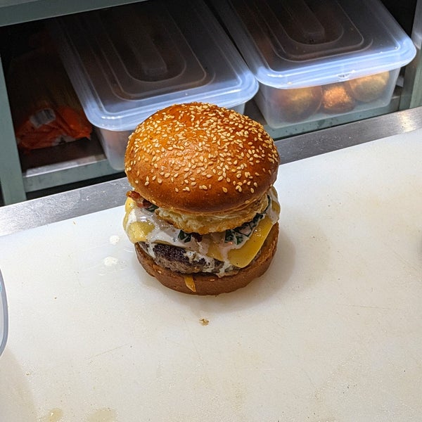 11/29/2019 tarihinde Milošziyaretçi tarafından Burgos Premium Burger Bar'de çekilen fotoğraf