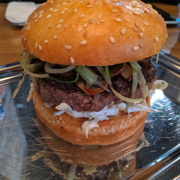 12/23/2019 tarihinde Milošziyaretçi tarafından Burgos Premium Burger Bar'de çekilen fotoğraf