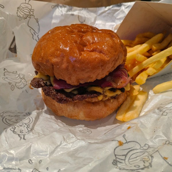 11/4/2020にMilošがBurgos Premium Burger Barで撮った写真