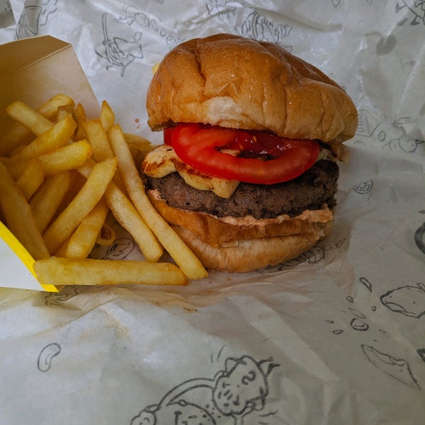 9/2/2020 tarihinde Milošziyaretçi tarafından Burgos Premium Burger Bar'de çekilen fotoğraf