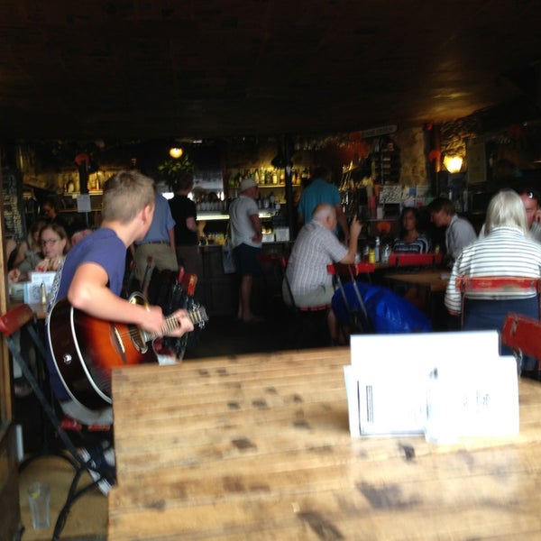 Photo prise au Cafe Alf Resco Dartmouth par Christian P. le8/8/2013