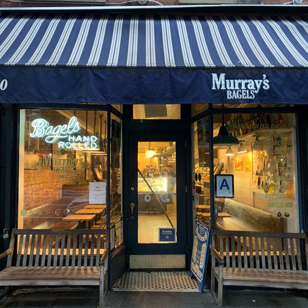 Foto tirada no(a) Murray&#39;s Bagels por Joseph em 8/18/2019