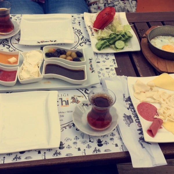 Foto diambil di Monarchi | Cafe ve Restaurant oleh gülşah pada 9/9/2015