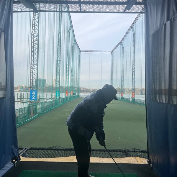 2/12/2023 tarihinde Annie Z.ziyaretçi tarafından The Golf Club at Chelsea Piers'de çekilen fotoğraf