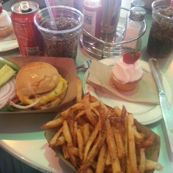 5/30/2014 tarihinde Joy A.ziyaretçi tarafından Burgers &amp; Cupcakes'de çekilen fotoğraf