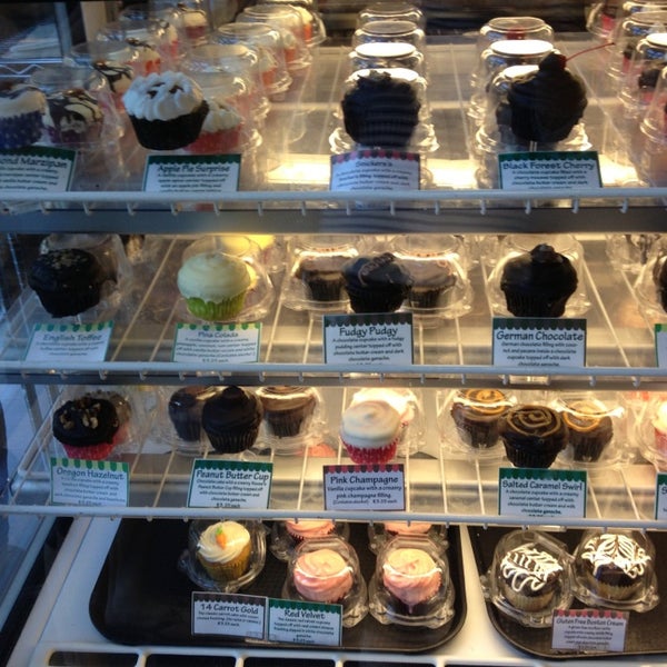 รูปภาพถ่ายที่ Toadstool Cupcakes โดย Kristin เมื่อ 8/25/2013