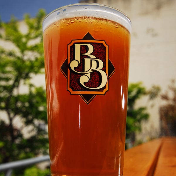 Foto tirada no(a) Boundary Bay Brewery por Boundary Bay Brewery em 6/10/2015