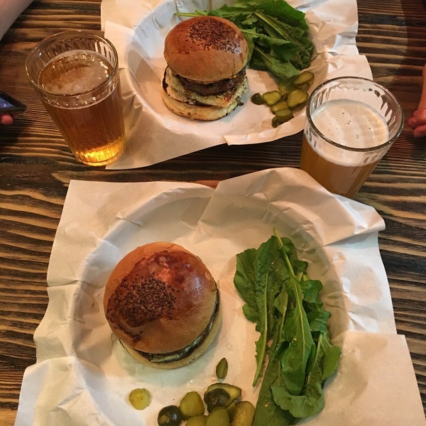 Photo prise au Piper Cub Burger&amp;Steak par özgür le12/22/2018