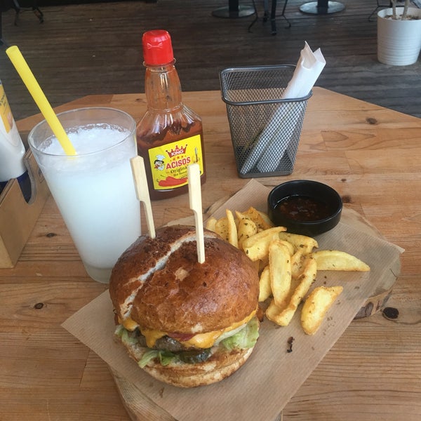 Foto scattata a C Plus Organic &amp; Gourmet Burger da özgür il 6/30/2019