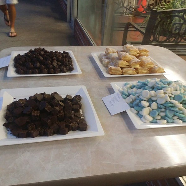 Foto tomada en Garza&#39;s Goodies Chocolates &amp; Confections  por Heather G. el 6/14/2015